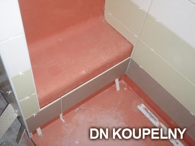 47-695-sedacka-do-sprchy-v-panelakove-koupelne-ostrava