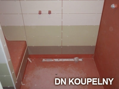 47-696-sedacka-do-sprchy-v-panelakove-koupelne-ostrava