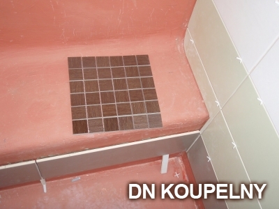 47-701-sedacka-do-sprchy-v-panelakove-koupelne-ostrava