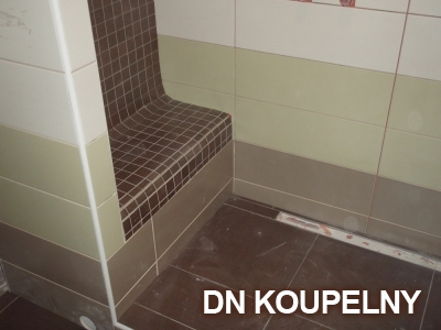 47-702-sedacka-do-sprchy-v-panelakove-koupelne-ostrava