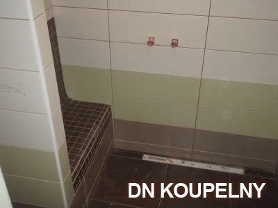 47-703-sedacka-do-sprchy-v-panelakove-koupelne-ostrava