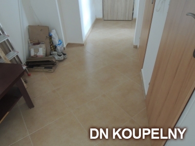 37-637-pokladka-dlazby-do-chodby-panelovy-byt-ostrava